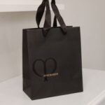 大人っぽい「黒」がきれいな紙袋を読む