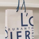 大胆なタイプグラフィーが素敵な紙袋を読む