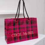 おしゃれ感満載の紙袋を読む