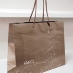 クリスマスを思わせるシアーなゴールド紙袋を読む