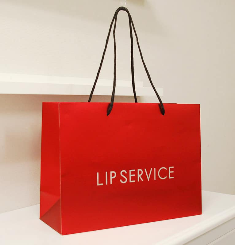 大人っぽいクリスマスを思わせる紙袋を読む