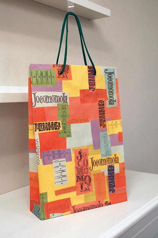 懐かしいデザインの紙袋を読む