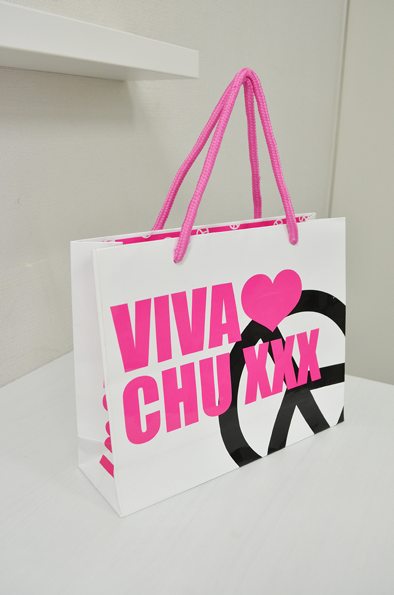 はちきれんばかりの若さあふれるポップな紙袋を読む