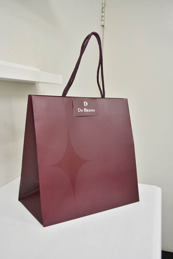 エンジで統一した紙袋を読む