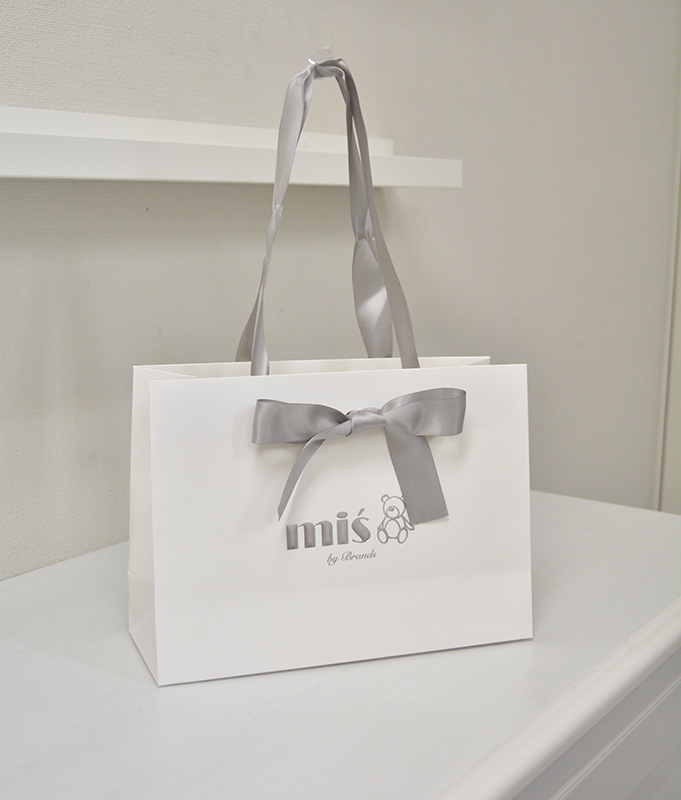 かわいい熊ちゃんが素敵な紙袋を読む