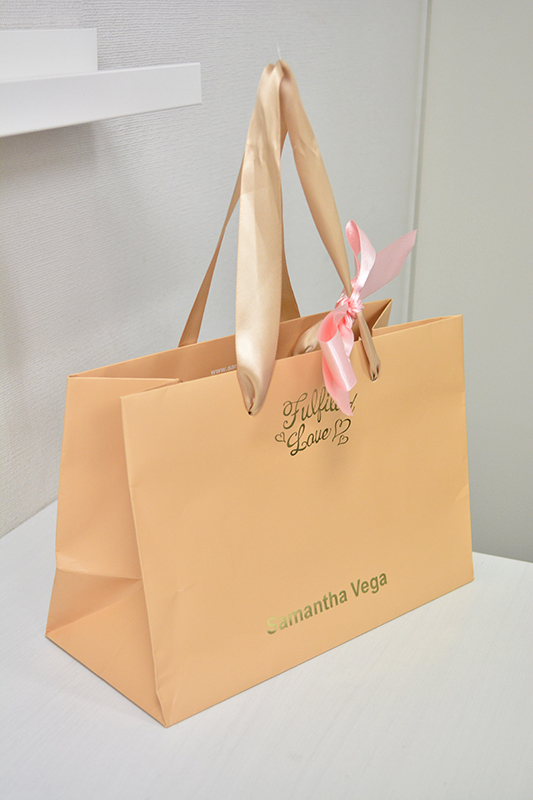 荒野に咲いた一輪の花のような紙袋を読む