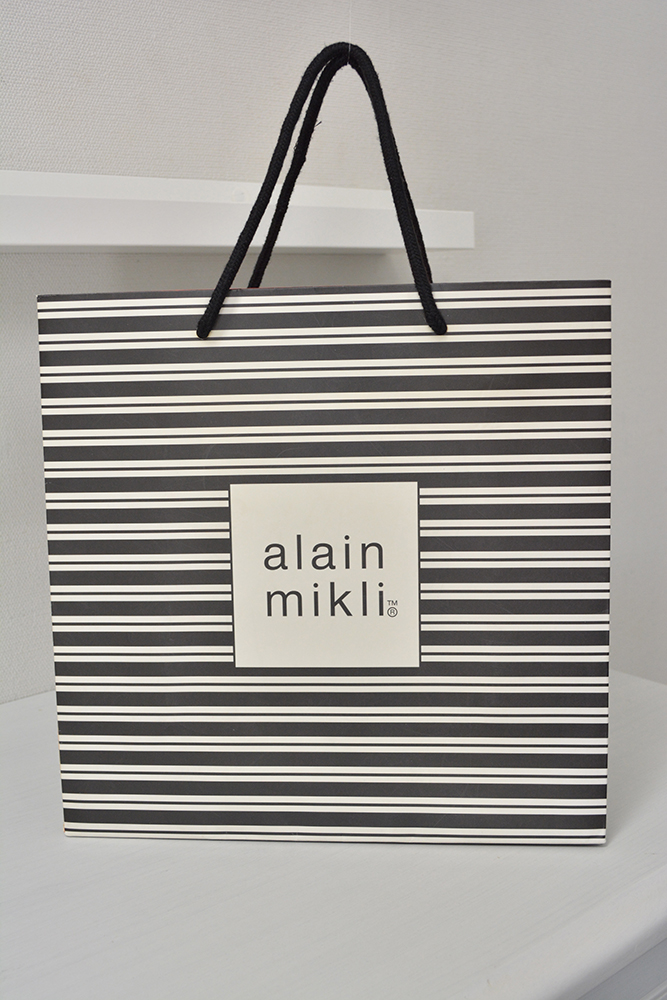 パリモードを思わせるボーダーの紙袋を読む