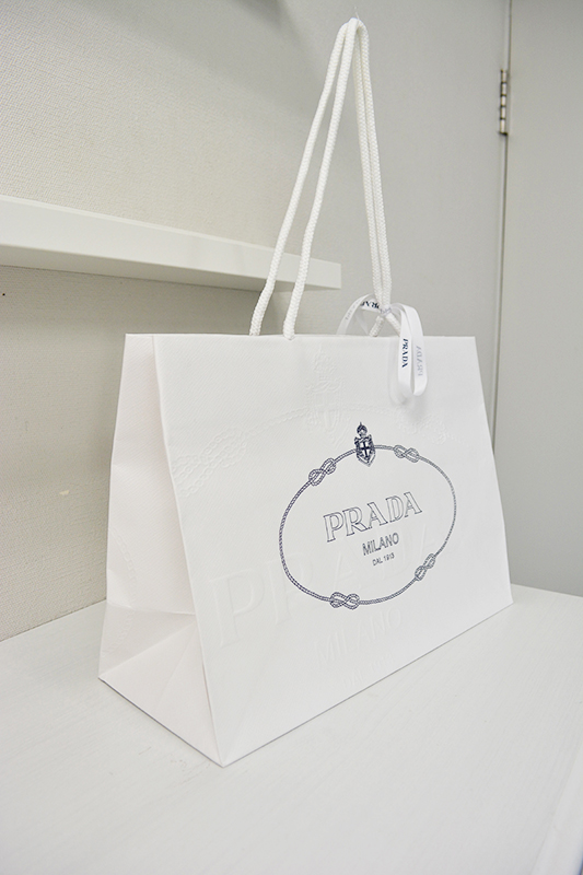 シンプルの中にも拘りのある紙袋を読む