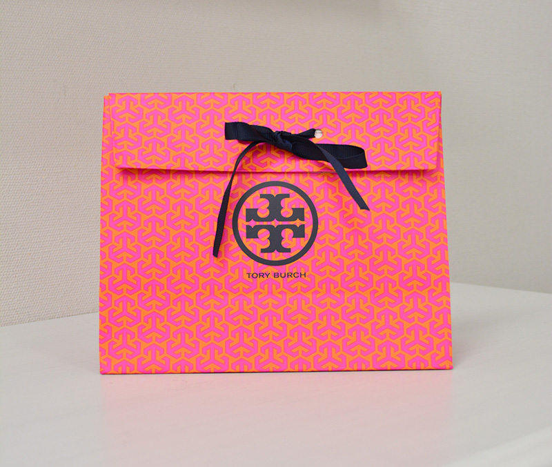 オシャレなポーチのような紙袋を読む