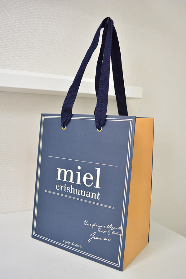 フランスの落ち着きを感じさせる紙袋を読む