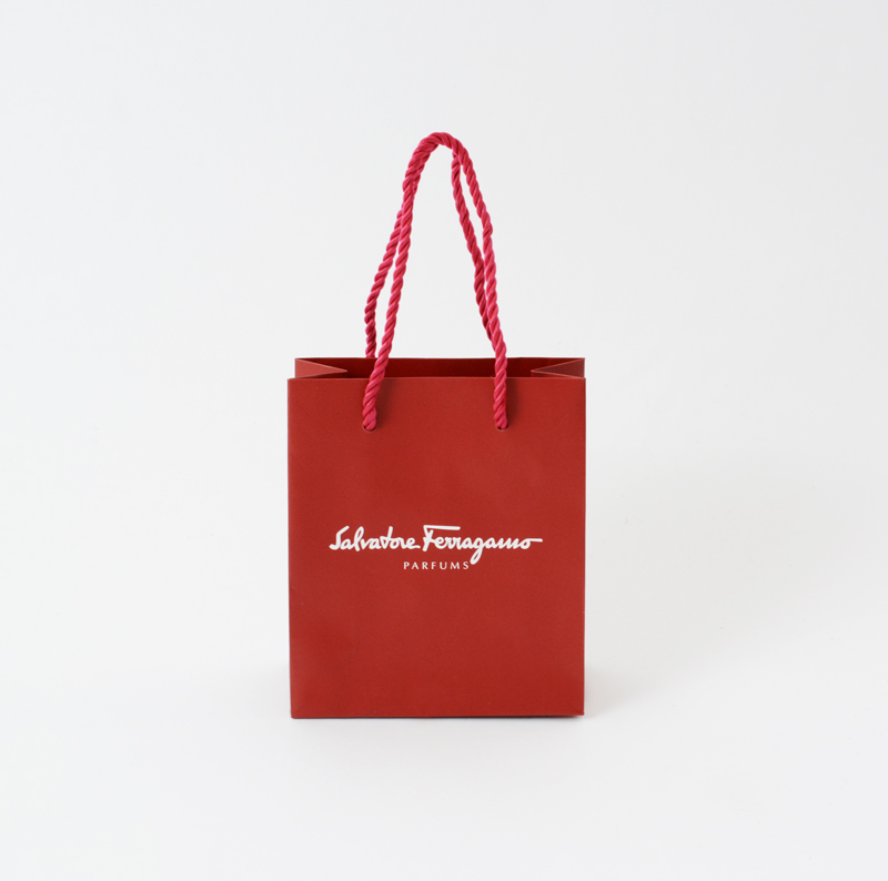 上品な赤でまとめられた美しい紙袋を読む