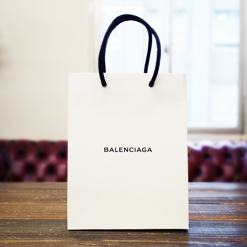 エンボス加工が特徴的な,高級感のある紙袋を読む