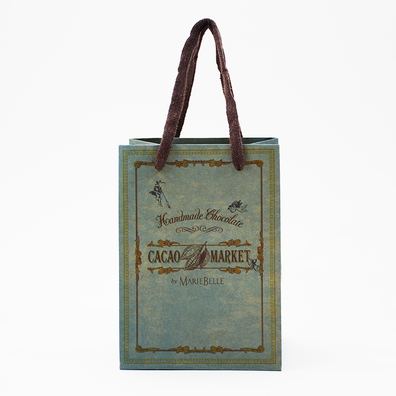 クラフト紙に緑色の印刷のナチュラルな紙袋を読む