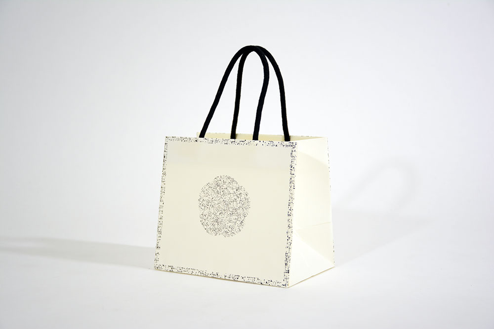 カメリアが施された高級ブランドの紙袋 エンボスverを読む