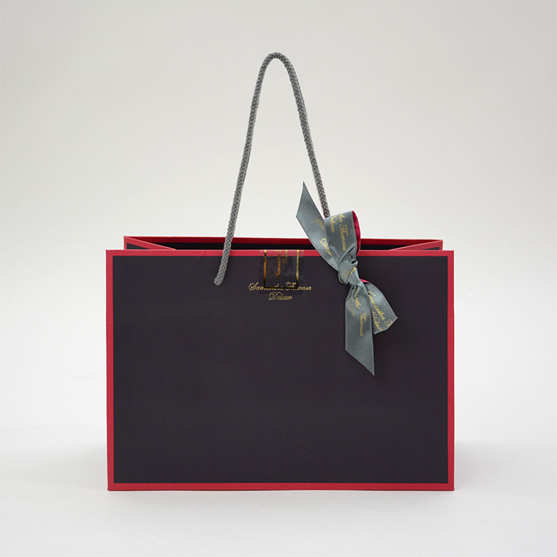 ハンドルまわりに気合の入ったアパレルの紙袋を読む