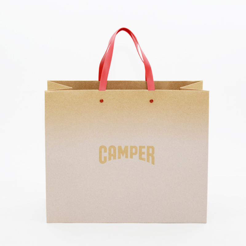 特殊な白のグラデーションを用いた紙袋を読む