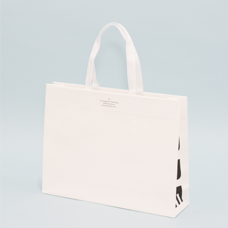 側面にロゴが大きくプリントされた紙袋を読む