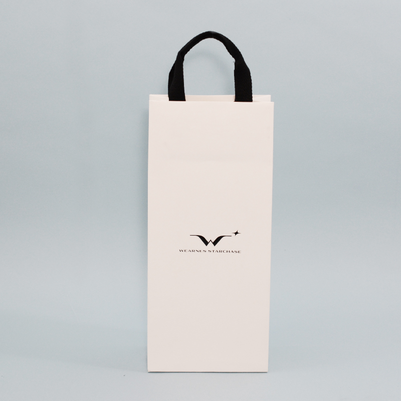 多数の面に印刷を施したモノクロの紙袋を読む