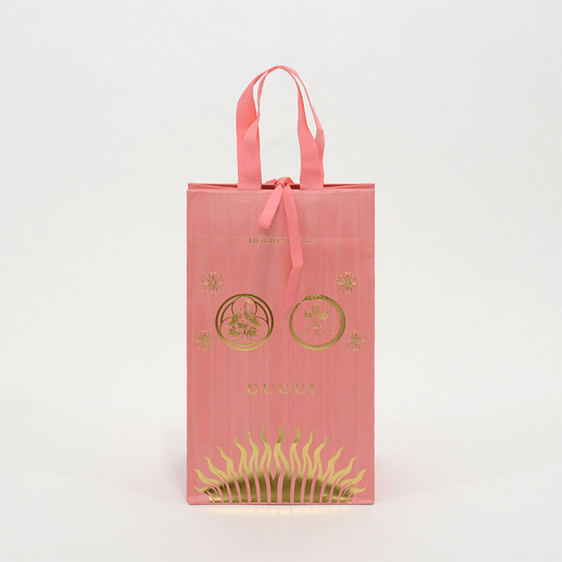 繊細な箔押しとフルピンクで特別な紙袋を読む