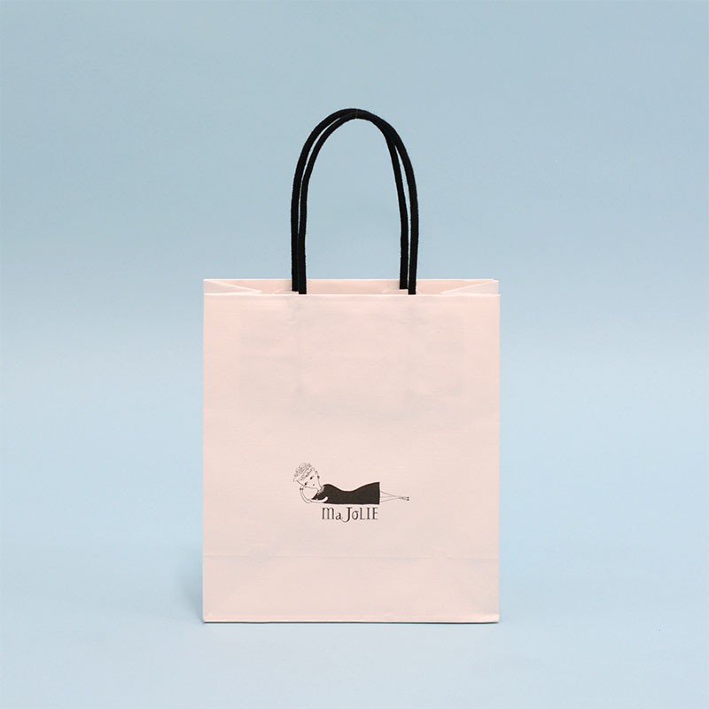 アンニュイなイラストがポイント！モード可愛い紙袋を読む