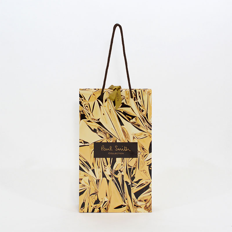 華やかなゴールドパターンの紙袋を読む