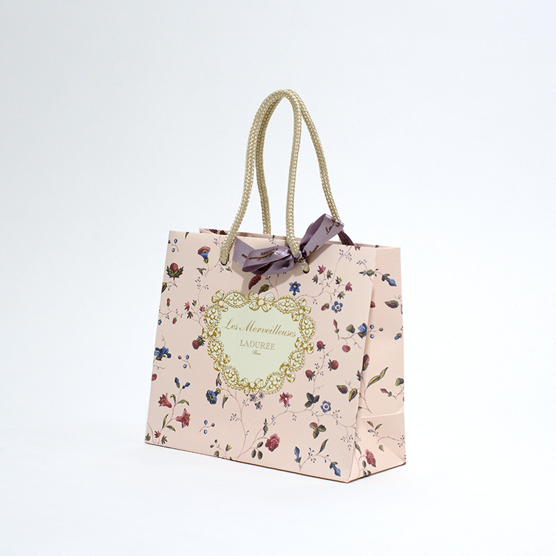 クラシカルな花柄で愛らしい紙袋を読む
