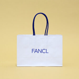 青と白で清潔感のある紙袋