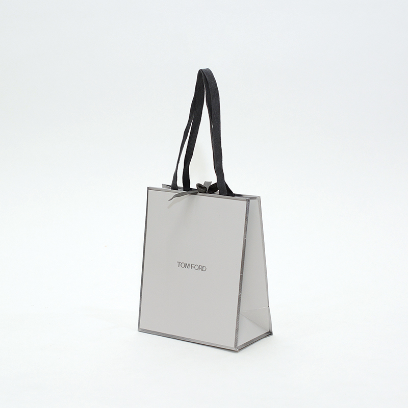 縁取りデザインでバチッと決めた紙袋を読む