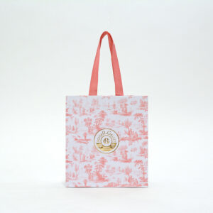 ピンクでまとめられた紙袋