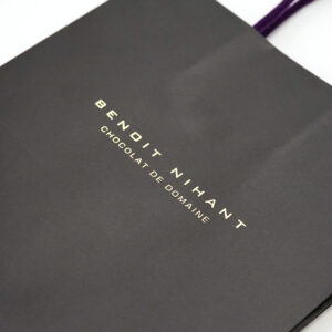 シンプルな箔押しロゴでスタイリッシュな紙袋