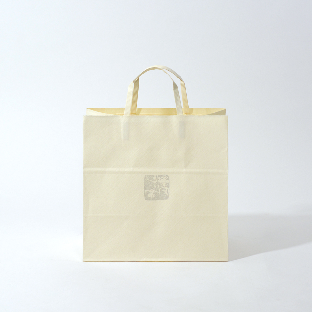 和紙とメタリック印刷があいまった温かみのある紙袋を読む