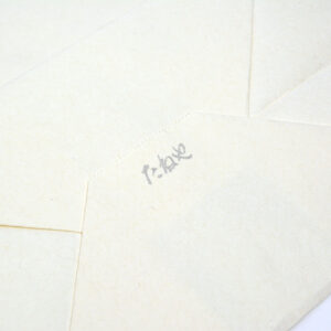 シルバーのメタリック印刷が特徴的なロゴ