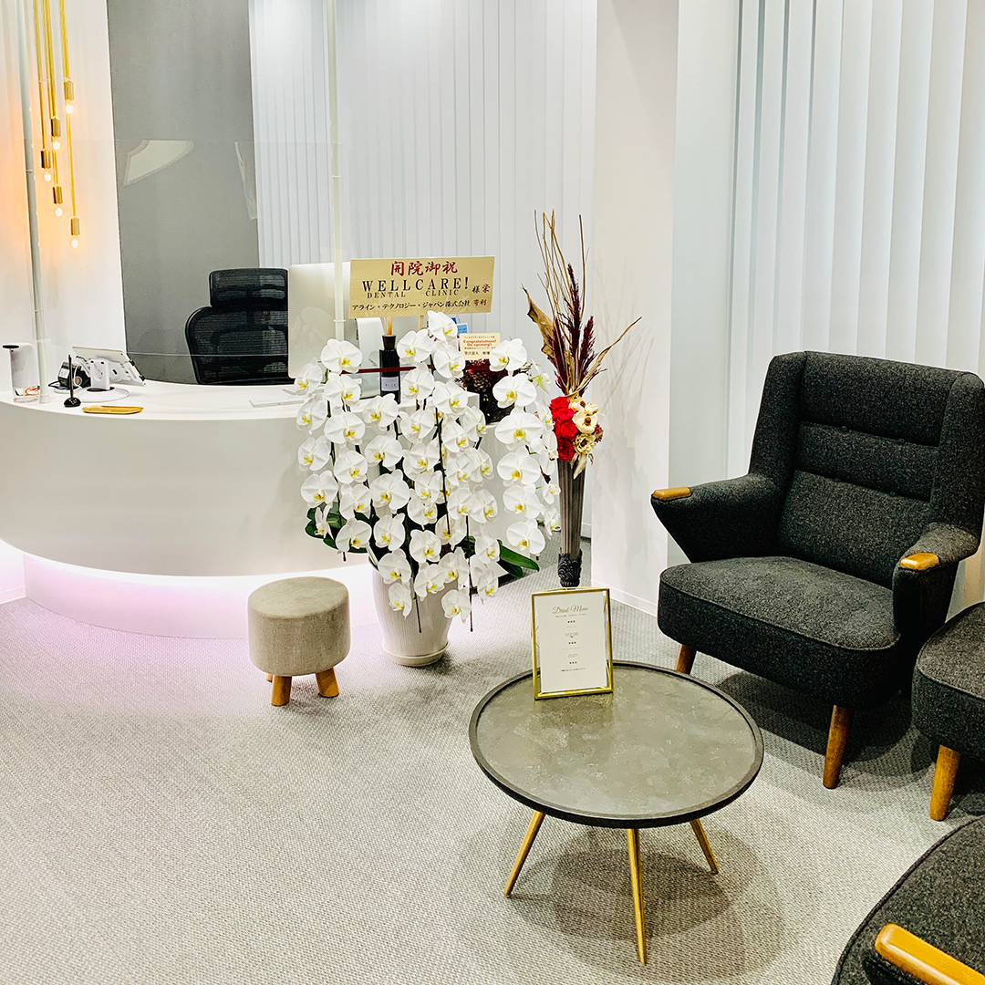 白色に黒のシンプルなロゴが入った歯医者さんの紙袋6