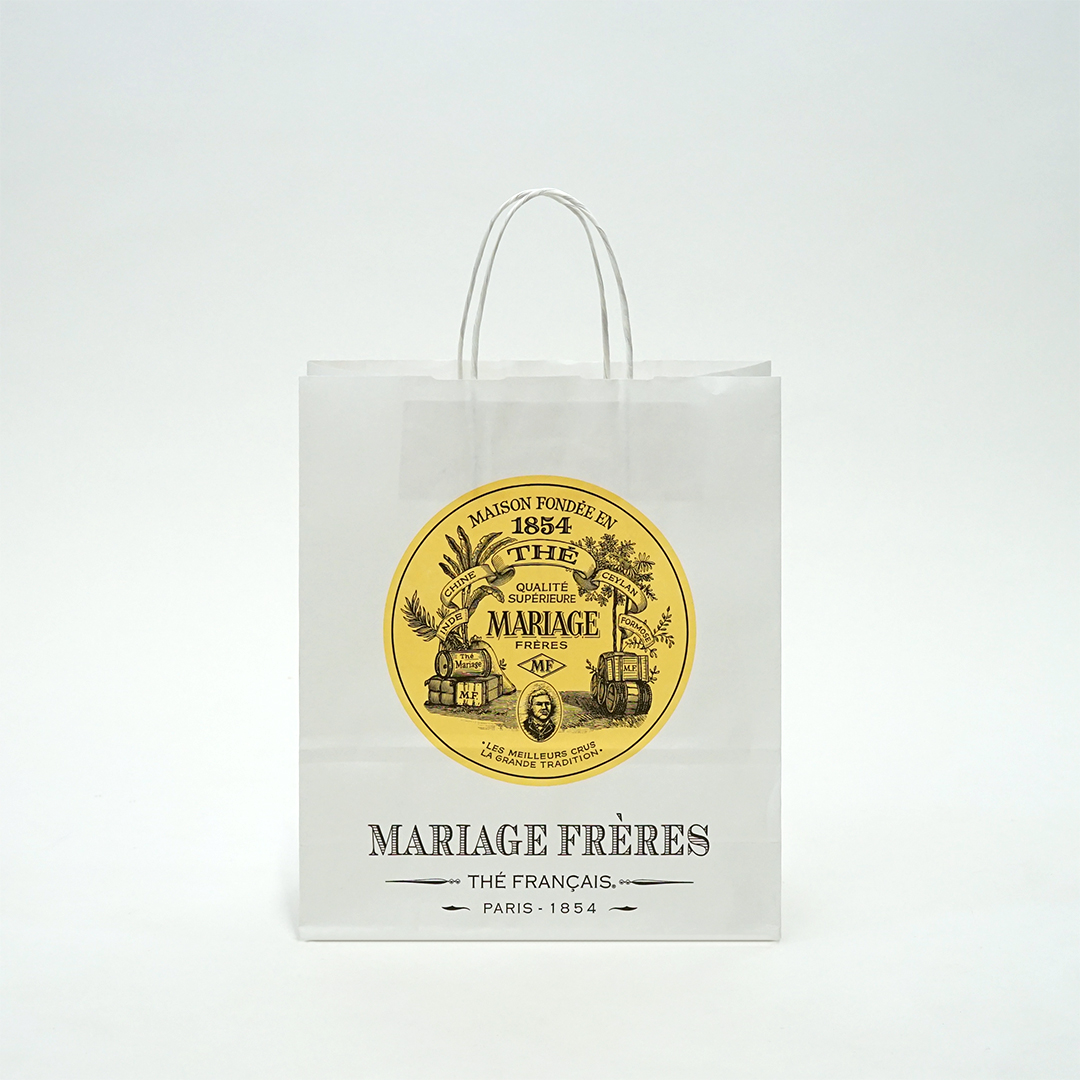 ヨーロッパ調のロゴデザインがクラシカルな紙袋を読む