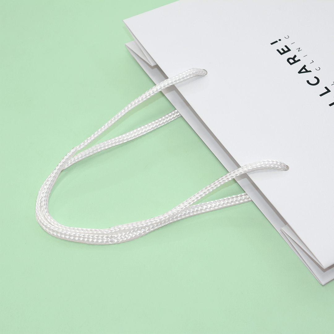 白色に黒のシンプルなロゴが入った歯医者さんの紙袋5