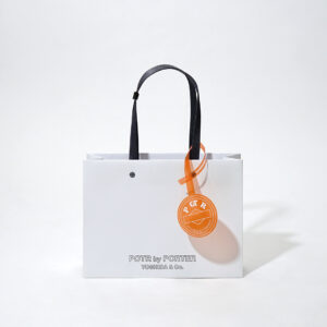 オレンジのチャームとポリ袋がユニークなパッケージ