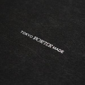 オレンジのチャームとポリ袋がユニークなパッケージ