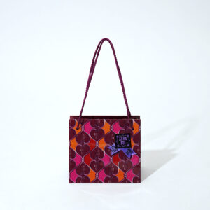 華やかでミステリアスな雰囲気の紙袋