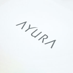 主張しすぎないダークグレーのロゴ