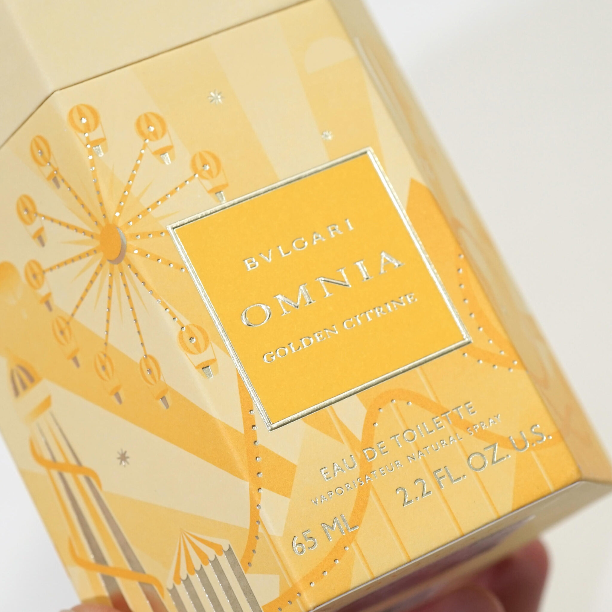 ゴールドとシルバーを使った高級感漂うボックスデザインを読む