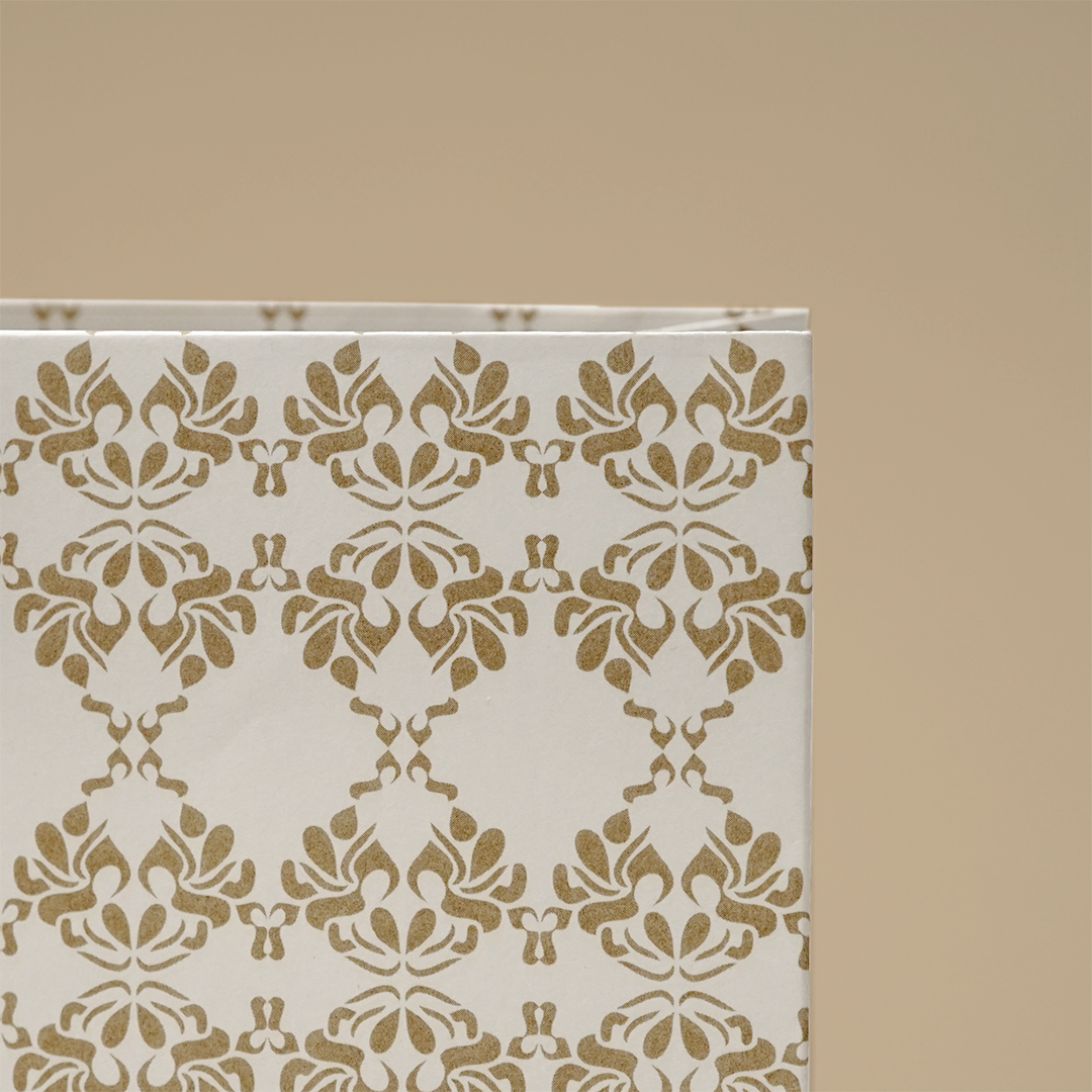 ベージュのデザインが上品な紙袋6