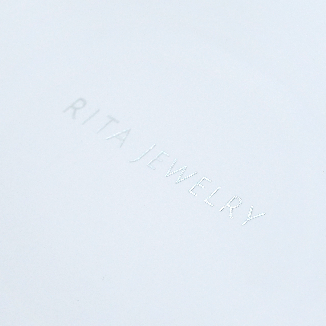 繊細なジュエリーとロゴがマッチング5