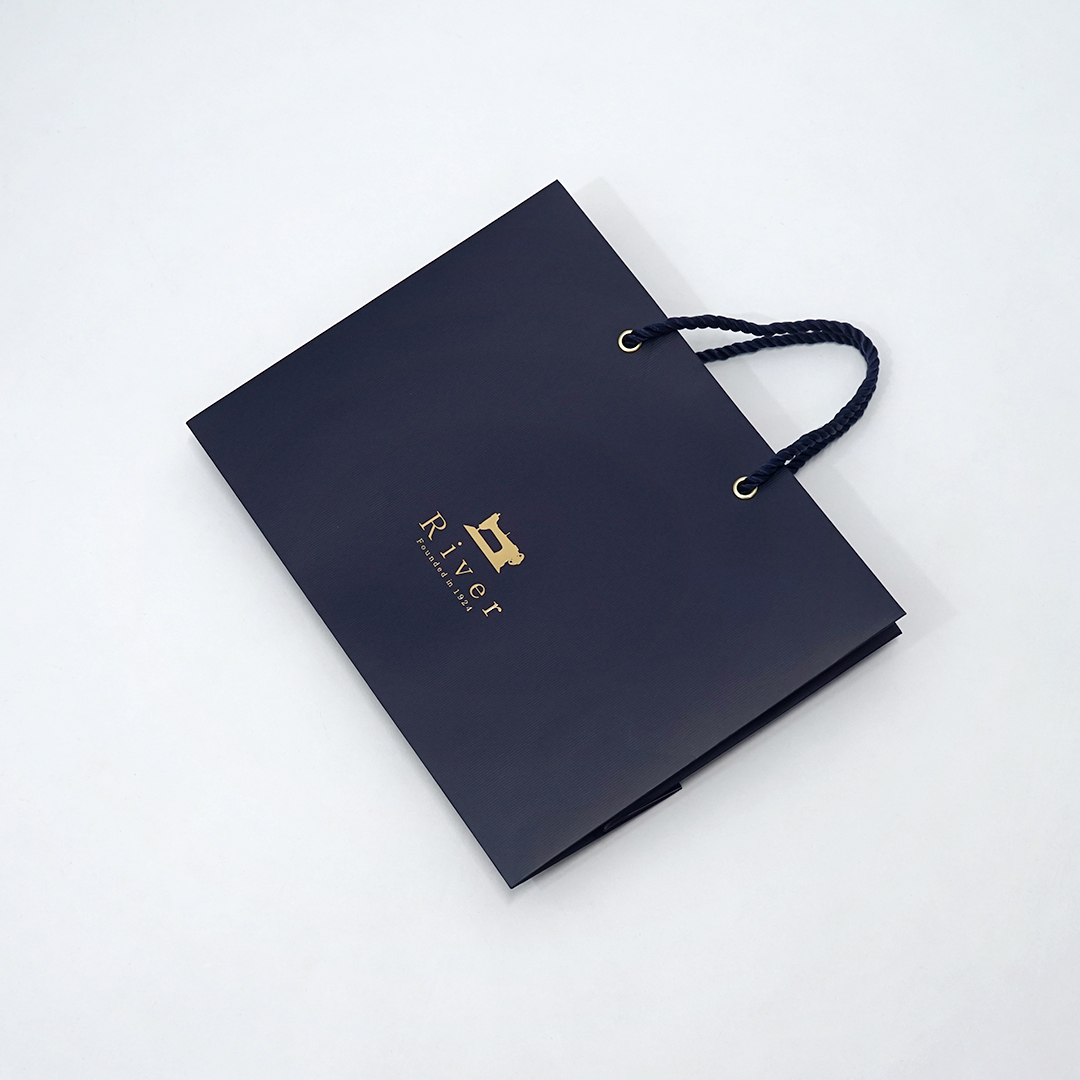 エンボス加工とゴールドが際立つ1