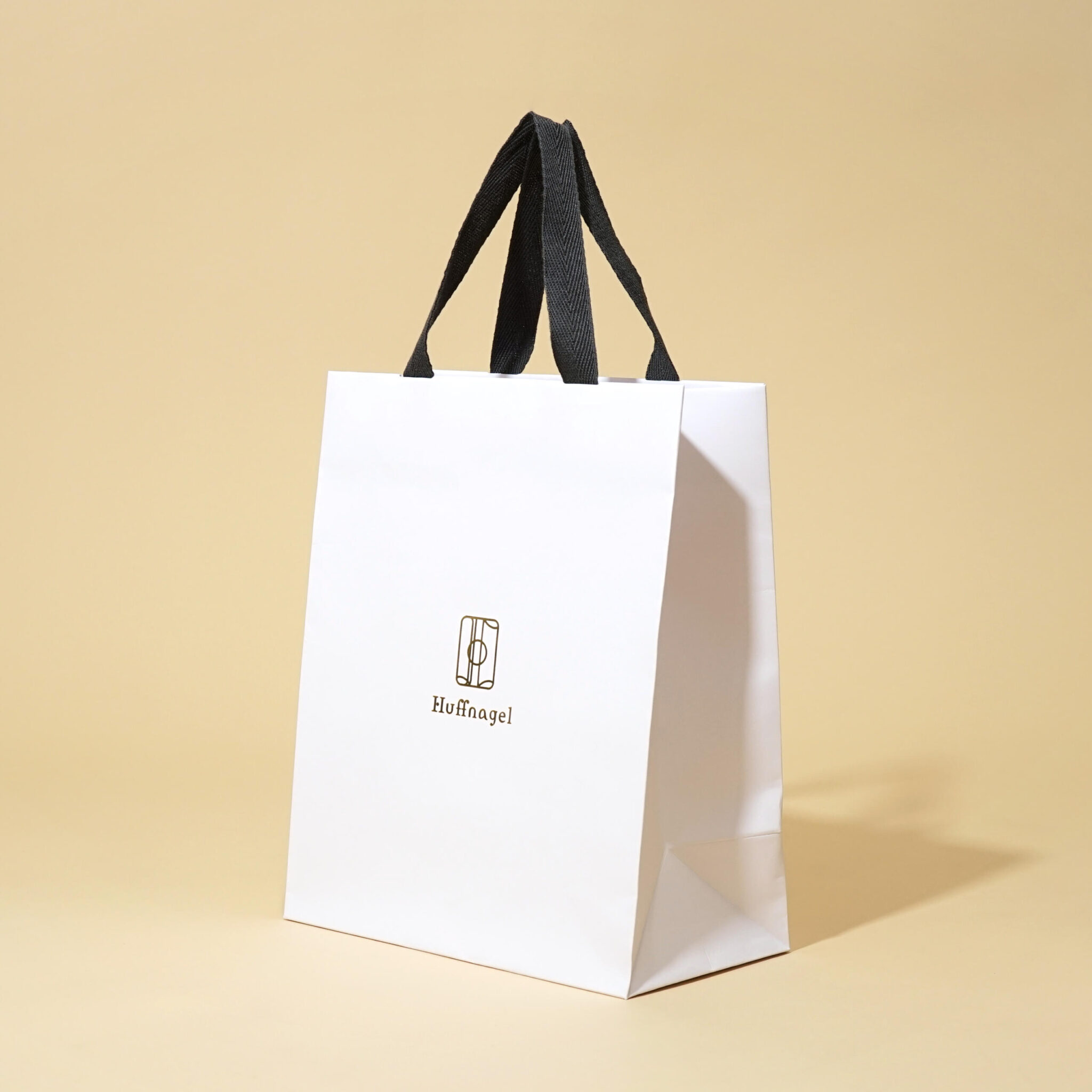 平紐の縦留めが珍しい紙袋1