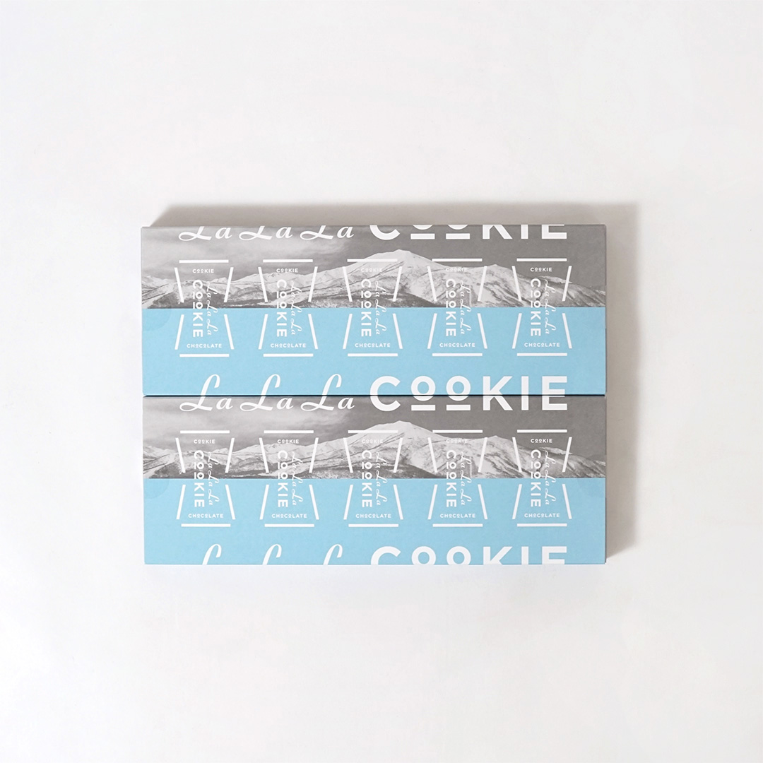 原材料にこだわった、遊び心のあるクッキーのパッケージを読む