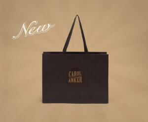 新作のサンプル紙袋が登場!スーツブランド「CAROL ANKER」のオリジナル紙袋