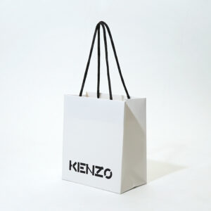 日本人デザイナーが手がける有名ファッションブランドの、紙ファイバーハンドルを採用したサステナブルなオリジナル紙袋
