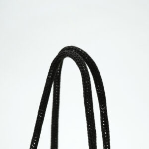 日本人デザイナーが手がける有名ファッションブランドの、紙ファイバーハンドルを採用したサステナブルなオリジナル紙袋