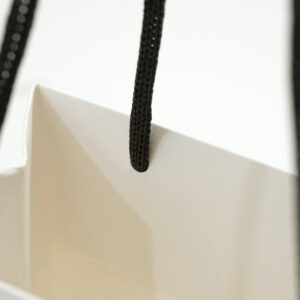 日本人デザイナーが手がける有名ファッションブランドの、紙ファイバーハンドルを採用したサステナブルなオリジナル紙袋