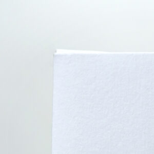 手触りの良い質感とリサイクルへの配慮を両立した、日本人デザイナーが手がける有名ファッションブランドのオリジナル紙袋